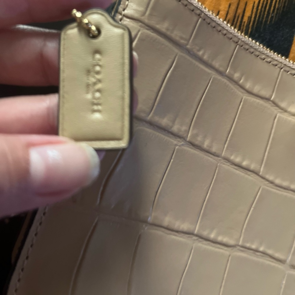 Coach beautiful & trendy clutch got from US - Picture 6 of 17